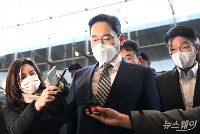 이재용 삼성전자 회장이 2일 오후 서울 강남구 코엑스에서 열린 2023년 경제계 신년인사회에 참석하기에 앞서 취재진들의 질문을 듣고 있다. 사진=강민석 기자 kms@newsway.co.kr