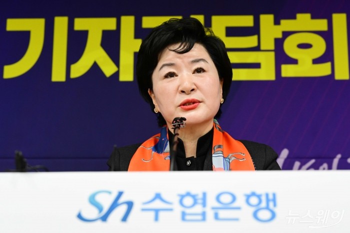 강신숙 수협은행장이 4일 오전 서울 송파구 Sh수협은행 본사에서 열린 취임 기자간담회에서 취재진의 질문에 답하고 있다. 사진=강민석 기자 kms@newsway.co.kr