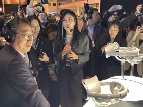 SKT 유영상, 삼성 부스 방문···XR 헤드셋 기대감 표시