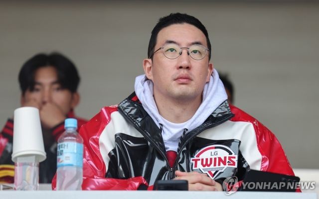 한국시리즈 1차전 개막···LG 구광모 회장도 '직관'