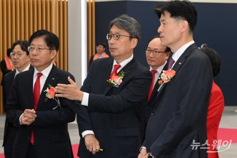 강성묵 하나증권 대표·민경욱 거래소 본부장에 삼익제약 설명하는 이충환 대표