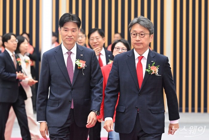 (오른쪽)이충환 삼익제약 대표이사와 민경욱 한국거래소 코스닥시장본부장이 27일 오전 서울 여의도 한국거래소에서 열린 삼익제약 코스닥 상장 기념식에 참석하기 위해 상장식으로 들어서고 있다. 사진=강민석 기자 kms@newsway.co.kr