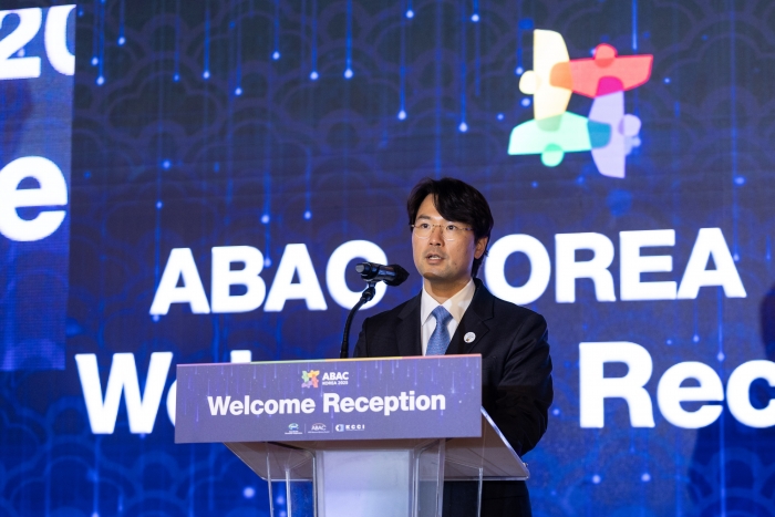 이규호 코오롱그룹 부회장이 지난 26일 부산에서 개최된 2025 APEC 기업인자문위원회(ABAC) 4차 회의에서 환영사를 하고 있다. 이 부회장은 올해 신설된 ABAC 바이오헬스케어워킹그룹(BHWG) 의장으로 활동해왔다. 사진=코오롱 제공