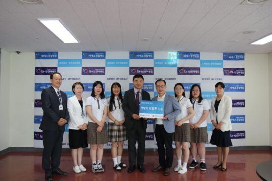 (사진 왼쪽부터) 백승금 비에스종합병원 행정원장, 정은주 간호과장, 강화여고 힐링동아리 권량은, 한수진 학생, 김한수 경영전략팀장, 모일섭 교감, , 학생회 회장 정영은, 부회장 한예은, 이정미 보건교사.