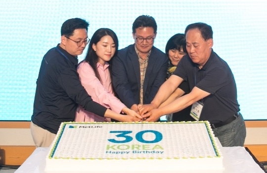 5월 24일 강원도 원주 오크밸리에서 진행된 메트라이프생명 창립 30주년 기념식에서 송영록 사장(가운데)과 직원 대표들이 기념케이크를 자르고 있다. 사진=메트라이프생명