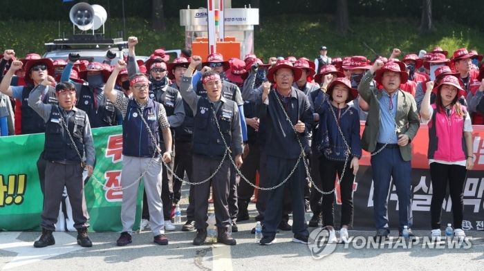 대우조선해양 노동조합이 지난 3일 옥포조선소 정문 앞에서 현대중공업 실사단 출입을 막아서며 투쟁하고 있는 모습. 사진=연합뉴스 제공