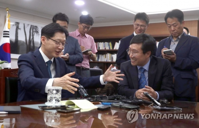 김경수 경남지사와 양정철 민주연구원장. 사진=연합뉴스 제공