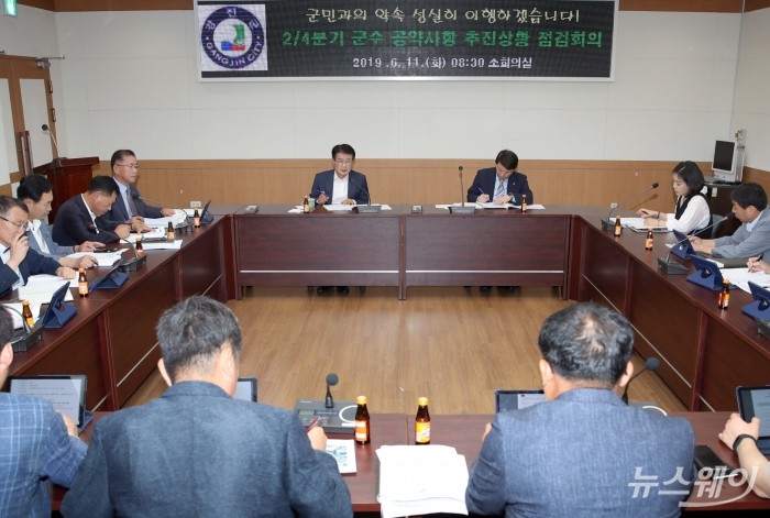 이승옥 군수가 지난 11일 2/4분기 군수 공약사항 점검회의를 주재하고 있다.