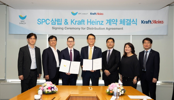SPC삼립과 크래프트 하인즈 계약 체결식에서 SPC삼립 이석환 사장(우측 네번째)과 크래프트 하인즈 스티븐 브릭스 북동 아시아 총괄 디렉터(우측 다섯번째)가 기념 촬영을 하고 있다. 사진=SPC삼립 제공