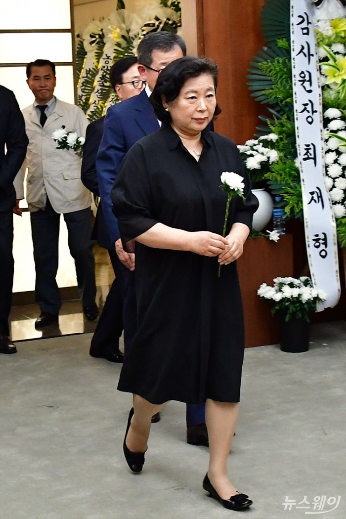 김대중 전 대통령 부인 고 이희호 여사 빈소 – 현정은 현대그룹회장. 사진=이수길 기자 leo2004@newsway.co.kr