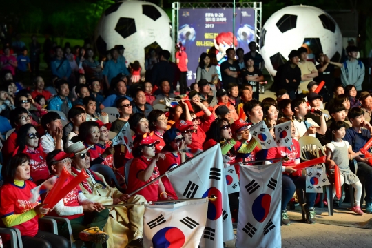 지난 2017년 U-20월드컵 16강전 거리응원 모습.