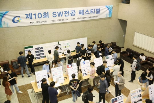 14일 가천대 IT대학에서 열린 소프트웨어전공 페스티벌에서 소프트웨어학과 학생들이 발표한 프로그램과 어플리케이션을 기업체 관계자와 학생들이 둘러보고 있다.