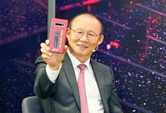 베트남 축구대표팀 박항서 감독이 ‘갤럭시 S10+ 박항서 에디션’을 소개하고 있다. 사진=삼성전자 제공