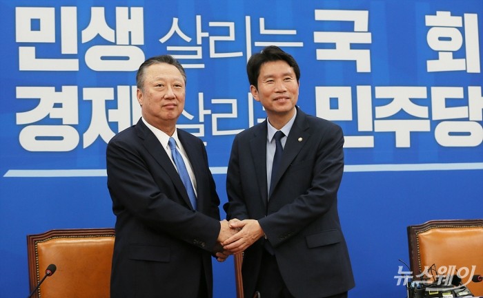 박용만 대한상공회의소 회장, 이인영 더불어민주당 원내대표 예방-상의리포트 전달. 사진=이수길 기자 leo2004@newsway.co.kr
