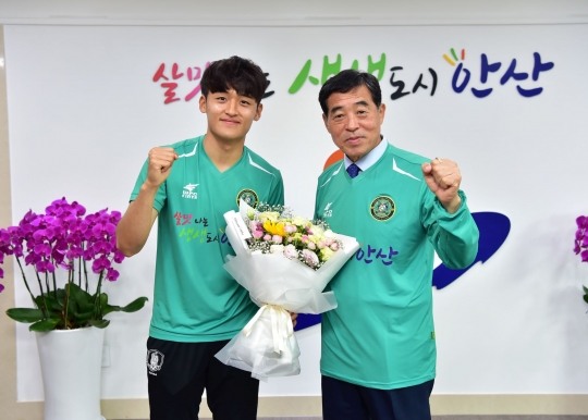 17일 윤화섭 안산시장(오른쪽)이 시장실에서 황태현 선수에게 꽃다발을 증정하고 있다.