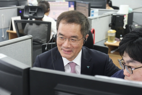 17일 대전 콜센터를 방문한 주재중 하나생명 사장이 고객의 전화를 받고 있다. 사진=하나생명