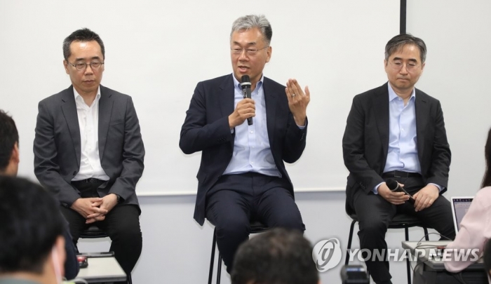 18일 강인엽 시스템 LSI사업부 사장이 NPU 전략 설명회에서 발언하고 있다. 이날 자리에는 황성우 삼성종합기술원 부원장(왼쪽)과 장덕현 시스템 LSI사업부 개발실장도 참석했다. 사진=연합뉴스