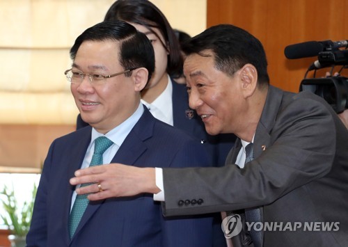 20일 오전 서울 한국금융투자협회에서 열린 베트남 경제부총리-금융투자업계 간담회에 브엉 딘 후에(왼쪽) 베트남 경제부총리와 권용원 한국금융투자협회 회장이 입장하고 있다. 사진 = 연합뉴스 제공