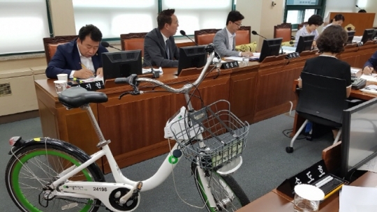 19일 열린 제287회 정례회 교통위원회 서울시설공단 업무보고에서 성중기 서울시의원이 `따릉이` 관리문제의 심각성을 지적하고 있다.