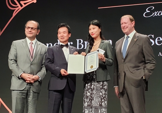 20일 싱가포르 샹그릴라호텔에서 열린 ‘2019 세계보험협회 글로벌인슈어런스포럼’에 참석한 윤열현 교보생명 사장(왼쪽 두 번째)이 스위스 세인트갈렉대학교 지아후아 수 교수(세 번째)에게 ‘신용호세계보험학술대상’을 수여한 뒤 기념촬영을 하고 있다. 사진=교보생명