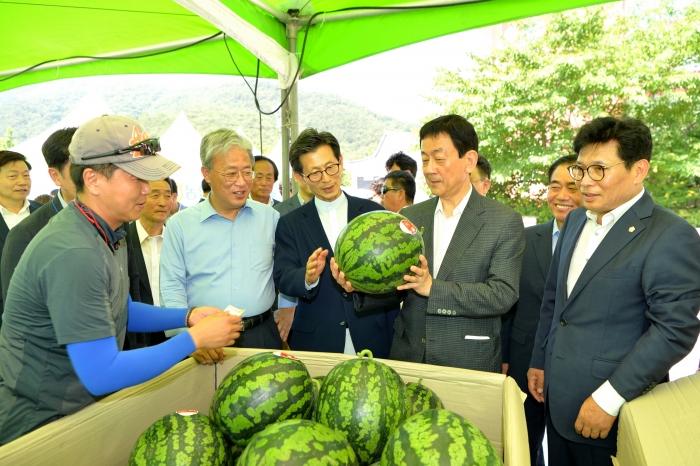 진영 행정안전부 장관, 고창 복분자수박축제 행사장 방문