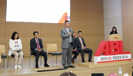 21일 서울 여의도 ABL생명 본사에서 진행된 ‘ABL 영업현장 로드쇼’에 참석한 시예저치앙 사장(가운데)이 보험설계사(FC)의 질문에 답변하고 있다. 사진=ABL생명