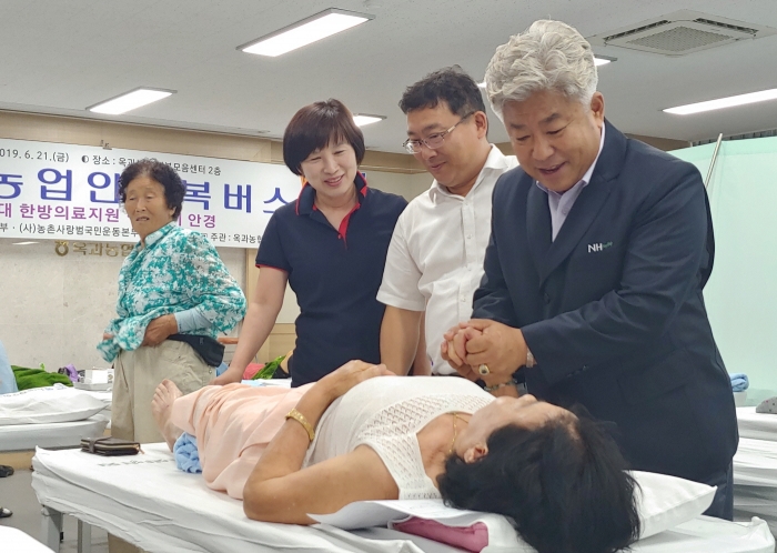 전남농협, 사랑실은 행복버스가 곡성 옥과농협에 도착 어르신들을 대상 의료진료을 펼치고 있다.