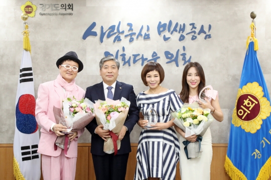 (왼쪽부터 개그맨 김종석, 송한준 경기도의회 의장, 가수 현숙, 숙행)