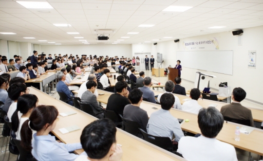 24일 가천대 이길여 총장이 의학과 학생들을 대상으로 특강을 하고 있다.