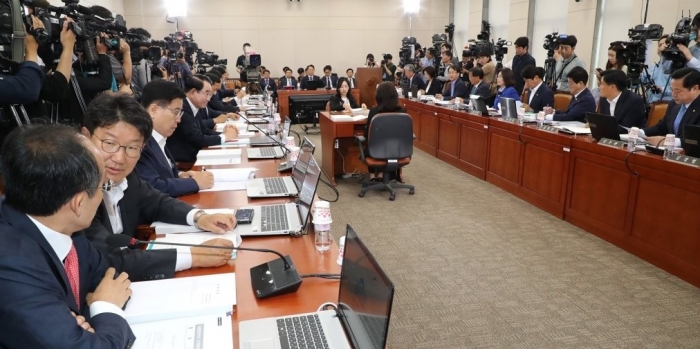 국회 기획재정위원회에 참석한 여야 의원들. 사진=연합뉴스 제공