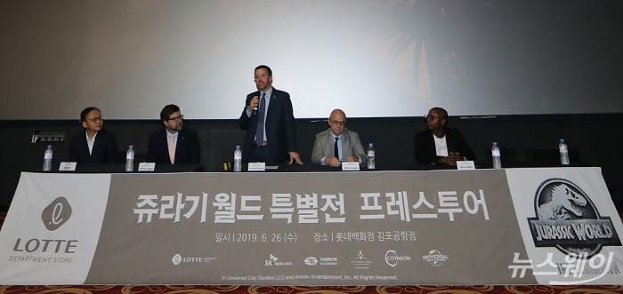 롯데X유니버설 ‘쥬라기 월드 특별전’ 롯데백화점 김포공항점. 사진=이수길 기자 leo2004@newsway.co.kr