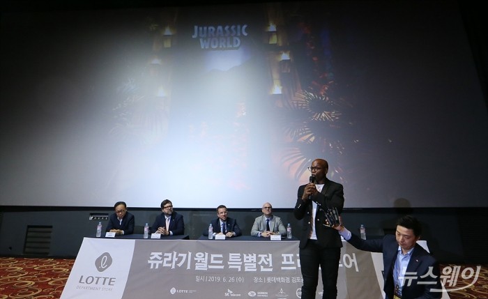 롯데X유니버설 ‘쥬라기 월드 특별전’ 롯데백화점 김포공항점. 사진=이수길 기자 leo2004@newsway.co.kr