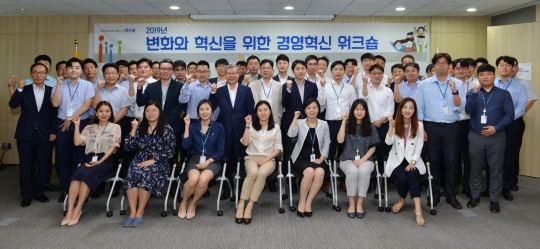 25일 서울 서대문구 NH농협손해보험 본사에서 진행된 ‘2019년 경영혁신 워크숍’에 참석한 오병관 사장(둘째 줄 왼쪽 여섯 번째)과 임직원들이 파이팅을 외치고 있다. 사진=NH농협손해보험