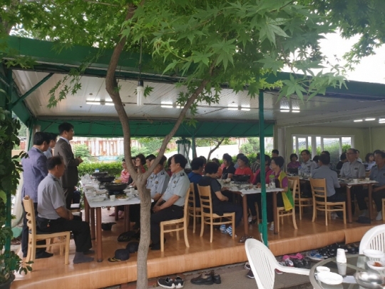 26일 서갑원 신한대 총장이 경비, 미화, 시설관련 근로자들을 격려하고 있다.