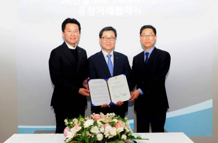 임영문 SK건설 경영지원담당사장(가운데), 강재영 동반성장위원회 운영국장(오른쪽), 이재림 행복날개협의회 회장(왼쪽)이 공정거래 표준 협약서를 들고 기념촬영을 하고 있다. 사진=SK건설 제공