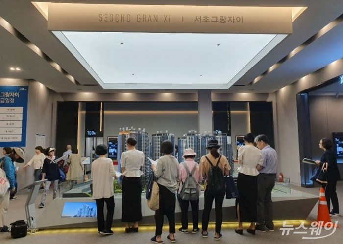 28일 오후 서울 대치동 자이 갤러리에 마련된 서초 그랑자이 모델하우스를 방문한 수요자들이 단지 조형물을 관람하고 있다. 사진=이수정 기자