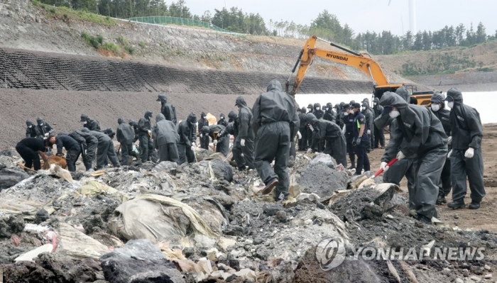 28일 오후 제주동부경찰이 제주시 구좌읍 동복리 제주환경자원순환센터에서 전 남편 살해 사건 피의자 고유정이 범행 후 지난달 27일 범행 장소 인근 클린하우스에 버린 종량제봉투 내용물을 찾기 위해 수색을 하고 있다. 사진=연합뉴스 제공