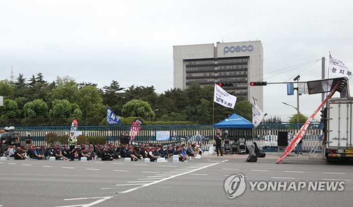 지난 28일 포항시 포스코 본사 앞에서 화물연대 포항지부 총파업 출정식이 열리고 있다. 사진=연합뉴스 제공