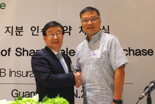 지난달 27일 괌 하얏트호텔에서 김정남 DB손해보험 사장(왼쪽)과 제리탄 탄홀딩스 회장이 손해보험사 CIC 지분 인수 계약을 체결한 뒤 기념촬영을 하고 있다. 사진=DB손해보험
