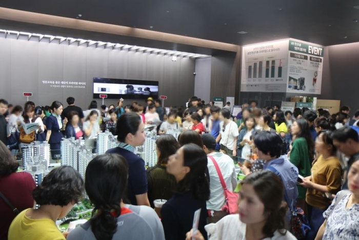 지난 28일 한신공영의 순천 한신더휴 모델하우스를 찾은 방문객들이 내부를 관람하고 있다. 사진=피알메이저 제공