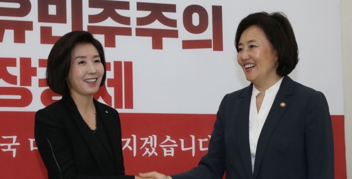 나경원 자유한국당 원내대표와 박영선 중소벤처기업부 장관. 사진=연합뉴스 제공