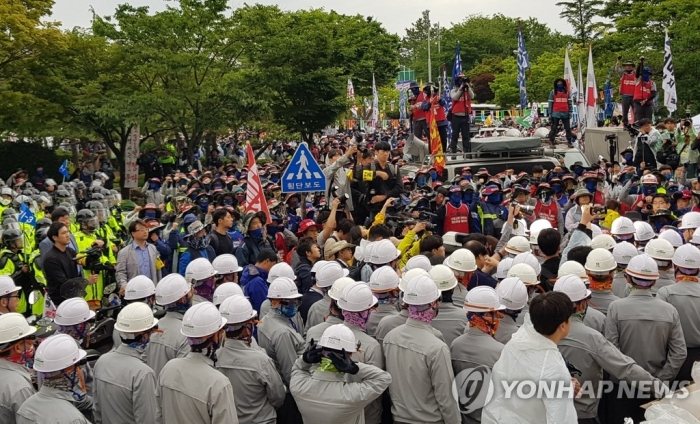 최저임금위원회 근로자위원은 2일 열린 최저임금위원회 제7차 전원회의에 노동계의 내년도 최저임금 최초 요구안으로 시급 기준 1만원(월 환산액 209만원)을 제출했다고 밝혔다. 사진=연합뉴스 제공