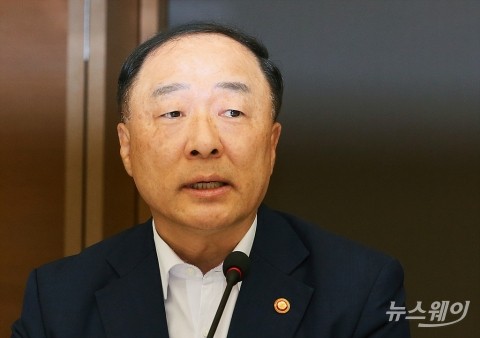 홍남기 “원/달러 환율 비교적 안정적···성장률 최대한 올리겠다”