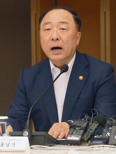홍남기 “디플레이션으로 판단하기에는 이르다”