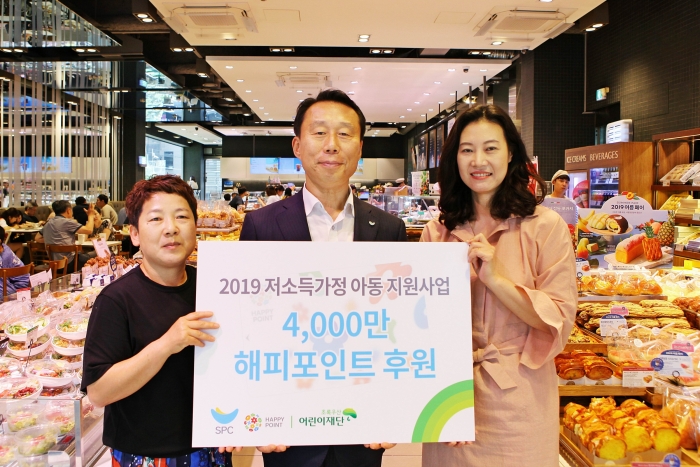 지난 5일 SPC그룹과 초록우산어린이재단이 파리바게뜨 강남중앙점에서 여름방학을 맞아 결식우려아동들을 위한 해피포인트 전달식을 갖고 기념촬영을 하고 있다. (왼쪽부터)가평군지역아동센터연합회 김순태 회장, SPC그룹 대외협력실 김범호 부사장, 초록우산어린이재단 여인미 서울지역본부장. 사진=SPC그룹 제공