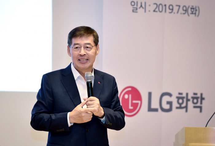 신학철 LG화학 대표이사 부회장이 9일 열린 기자간담회에서 인사말을 하고 있다.