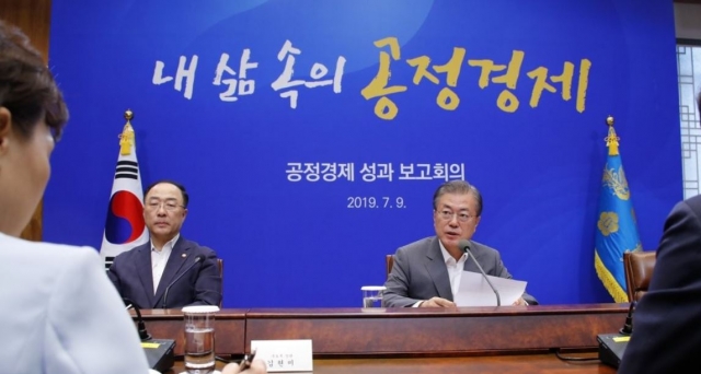 문재인 대통령이 9일 오후 청와대에서 열린 공정경제 성과보고 회의에 참석했다. 사진=연합뉴스 제공.