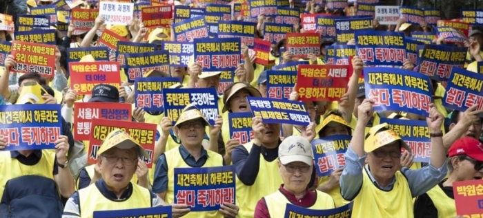 잠실5단지 조합원들이 10일 송파구 잠실역 사거리에서 서울시를 상대로 재건축 조속 이행 촉구 시위를 진행하고 있다. 사진=연합뉴스 제공