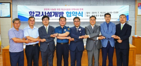 (사진 왼쪽 네 번째부터) 김상철 미추홀경찰서장, 김정식 미추홀구청장, 류석형 남부교육지원청 교육장. 사진=미추홀구
