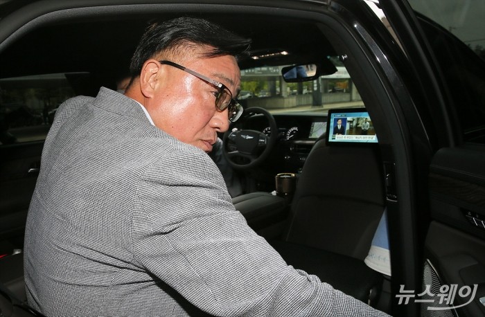 인도 출장 마치고 입국하는 고동진 삼성전자 사장(IM부문장)-김포공항국제선청사. 사진=이수길 기자 leo2004@newsway.co.kr